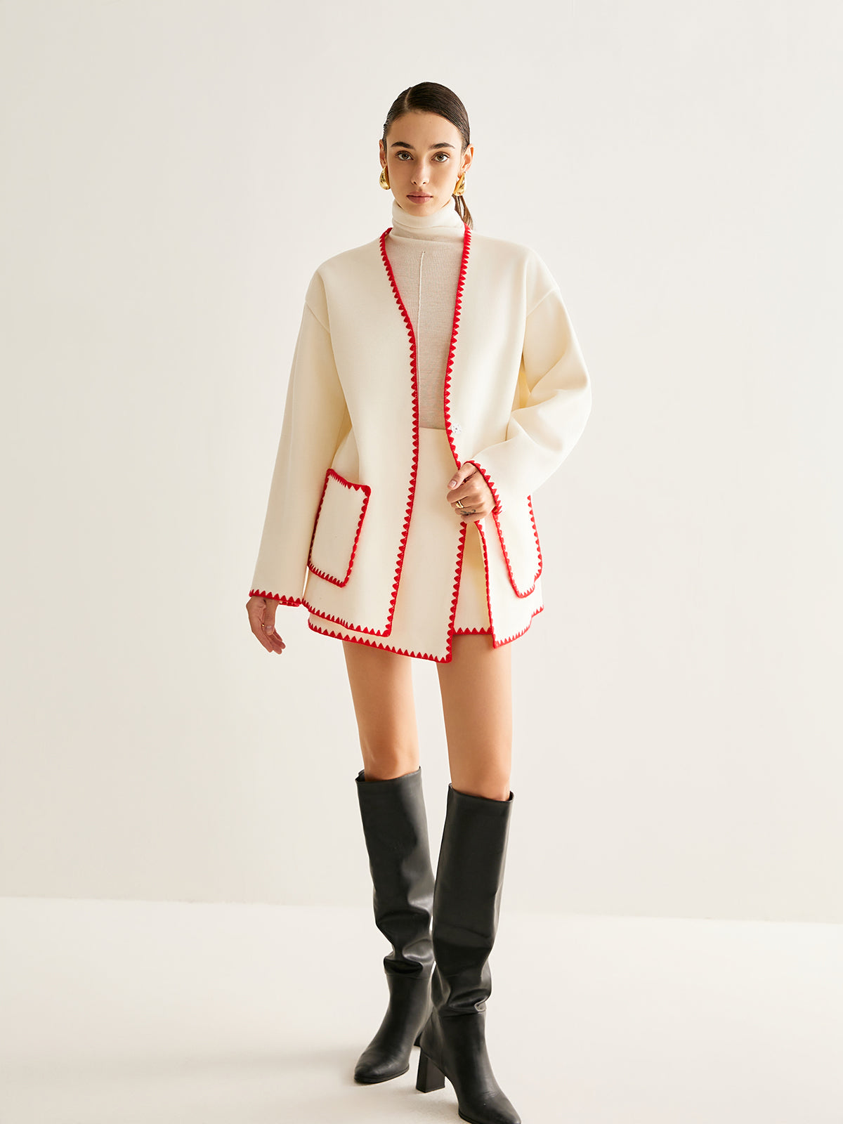 İşlemeli Kenar Detaylı Eşarp ile Tweed Kaban