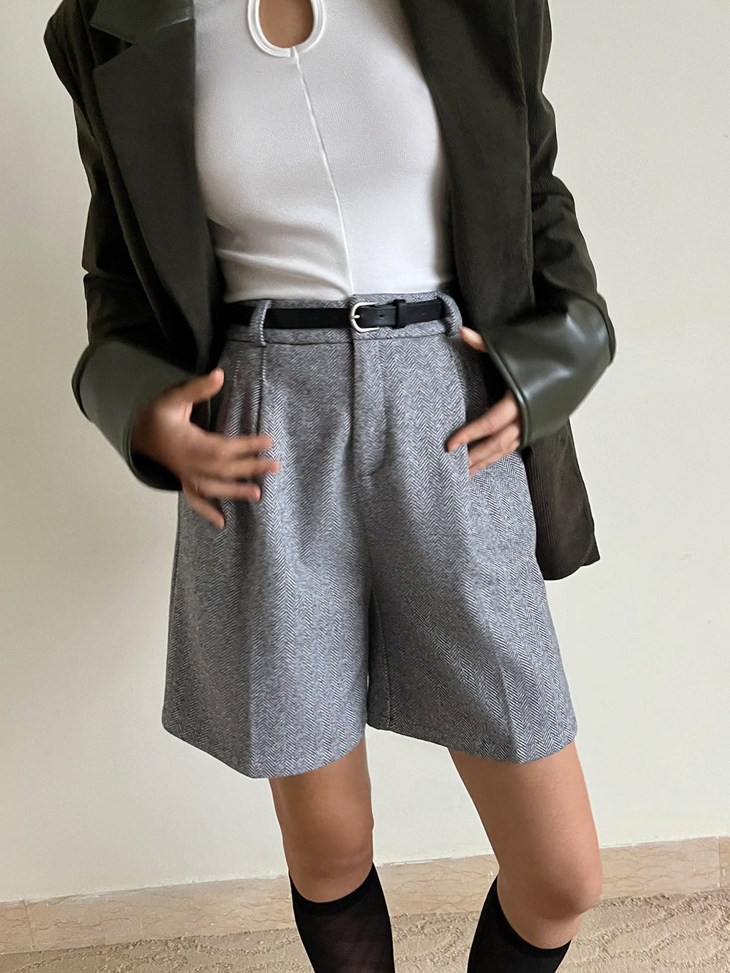 Şevron Desenli Kemerli Dize Şortları