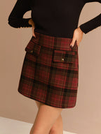 Şık İki Renkli Kısa Etek ile Zahmetsiz Stil