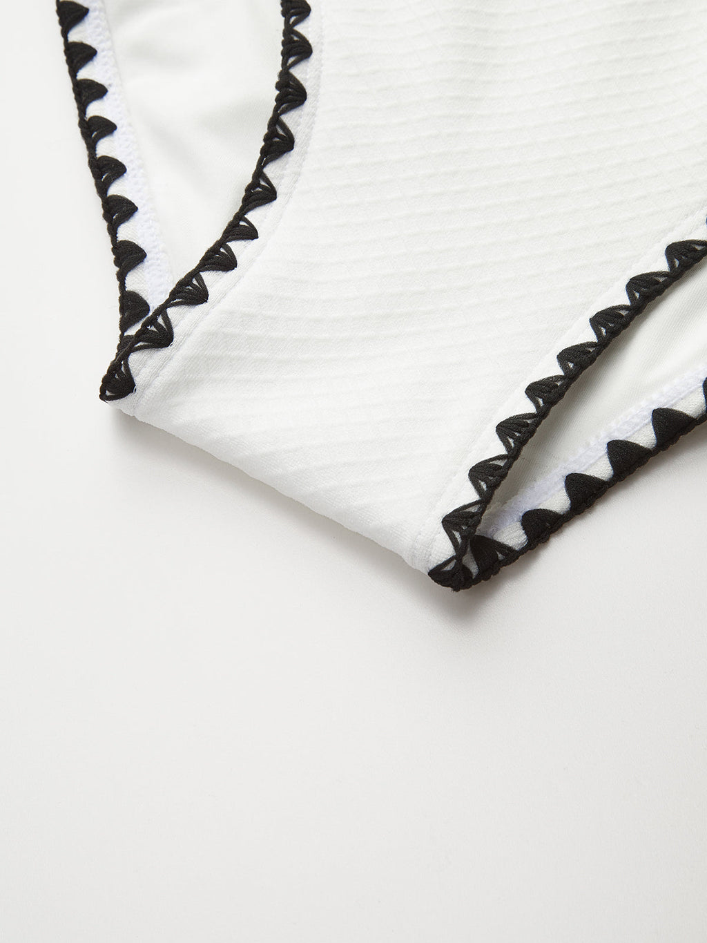 Şık Tek Omuz Kesik Mayo ile Şık Yaz Eğlencesi