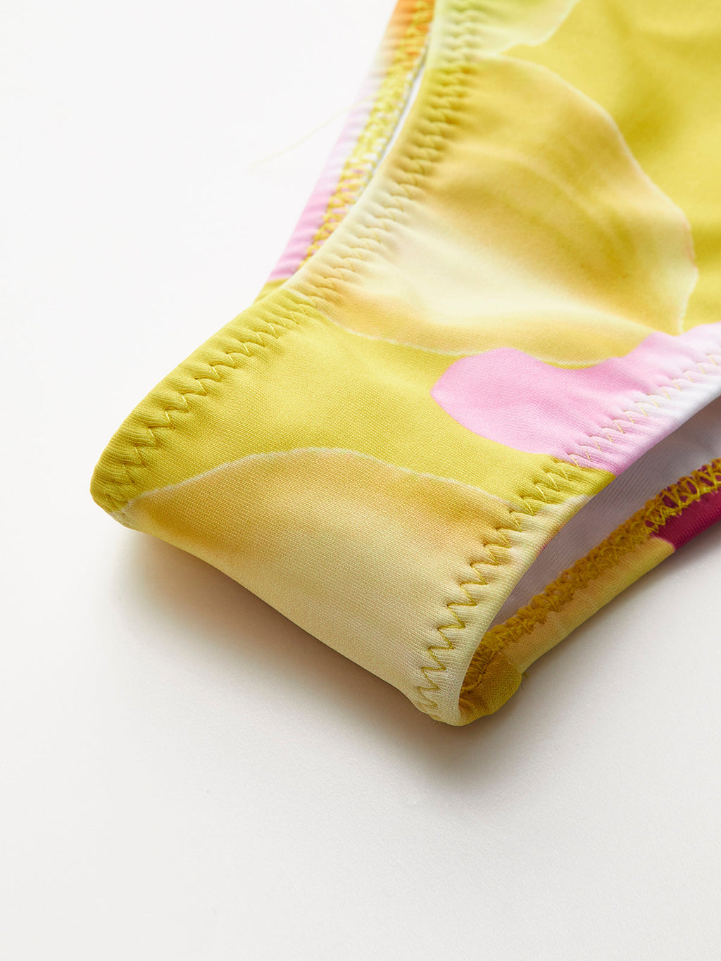 Çiçek Desenli Kravat Yaka Bikini Takımı - Şıklık ve Tarzın Bir Dokunuşu