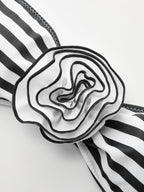 Şık Çizgili Bandeau Bikini Takımı Çiçek Aksamları ile