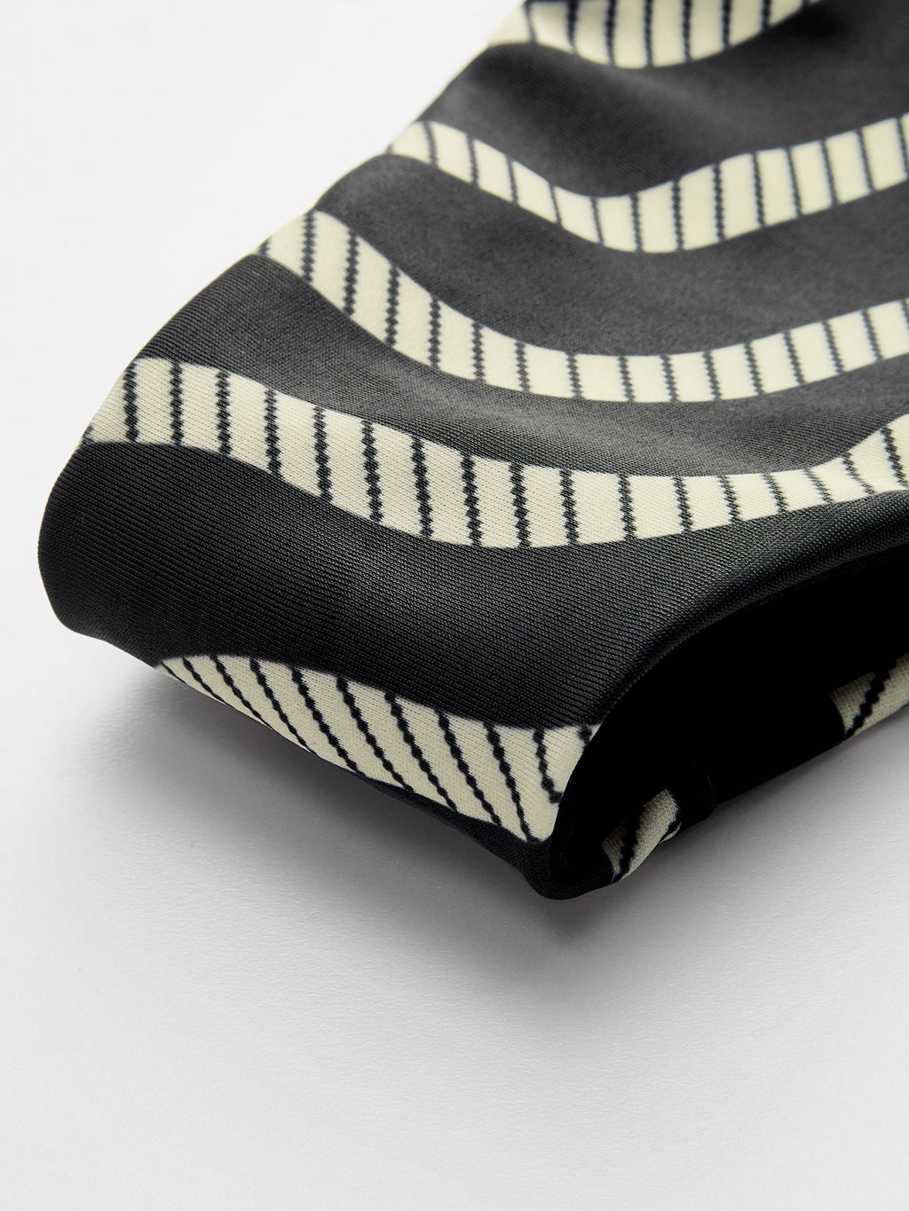 Şık Plaj Görünümü için Şık Dalga Desenli Üçgen Bikini Seti