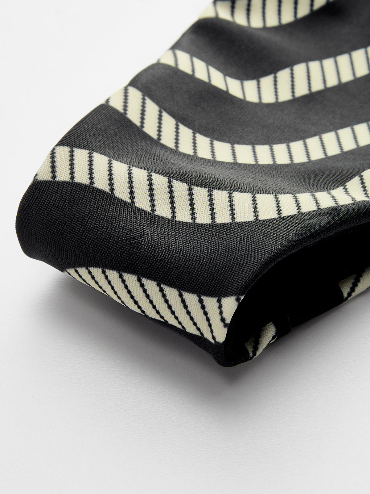 Şık Plaj Görünümü için Şık Dalga Desenli Üçgen Bikini Seti