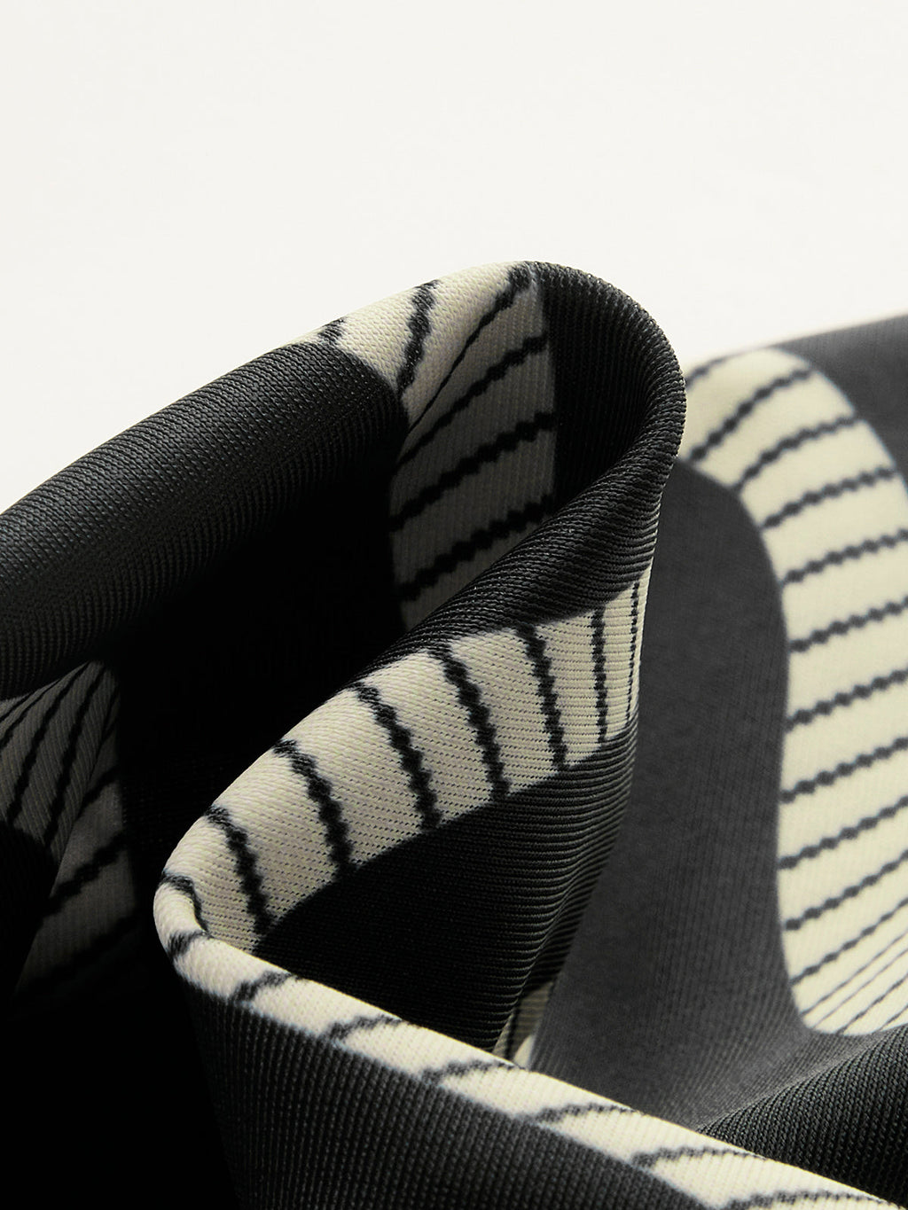 Şık Plaj Görünümü için Şık Dalga Desenli Üçgen Bikini Seti