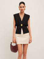 Şık V-Yaka Kazak Yeleğiyle Şık Düğme Aksesuarları