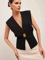 Şık V-Yaka Kazak Yeleğiyle Şık Düğme Aksesuarları