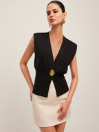 Şık V-Yaka Kazak Yeleğiyle Şık Düğme Aksesuarları