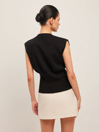 Şık V-Yaka Kazak Yeleğiyle Şık Düğme Aksesuarları