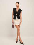 Şık V-Yaka Kazak Yeleğiyle Şık Düğme Aksesuarları