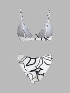 Şık Soyut Üçgen Bikini Takımı ile Trendy Plaj Görünümü