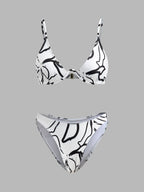 Şık Soyut Üçgen Bikini Takımı ile Trendy Plaj Görünümü