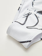 Şık Soyut Üçgen Bikini Takımı ile Trendy Plaj Görünümü