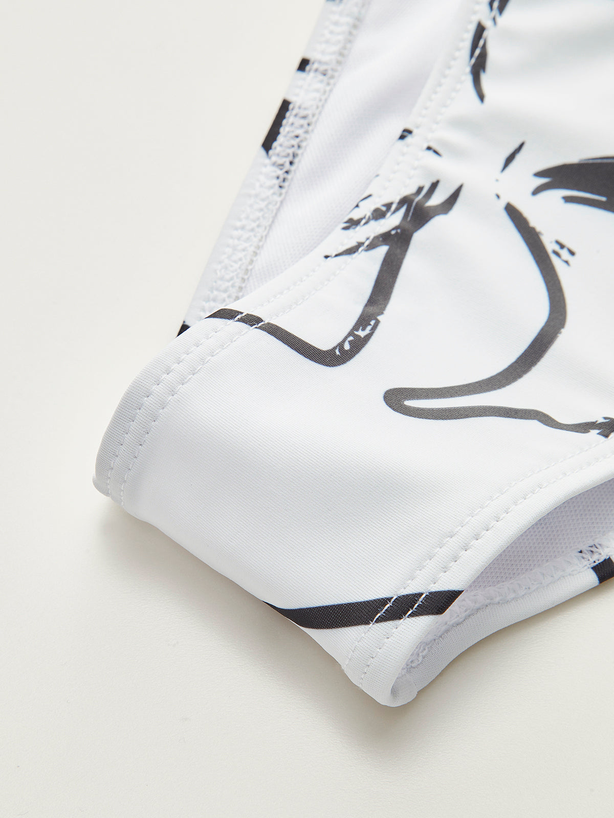 Şık Soyut Üçgen Bikini Takımı ile Trendy Plaj Görünümü