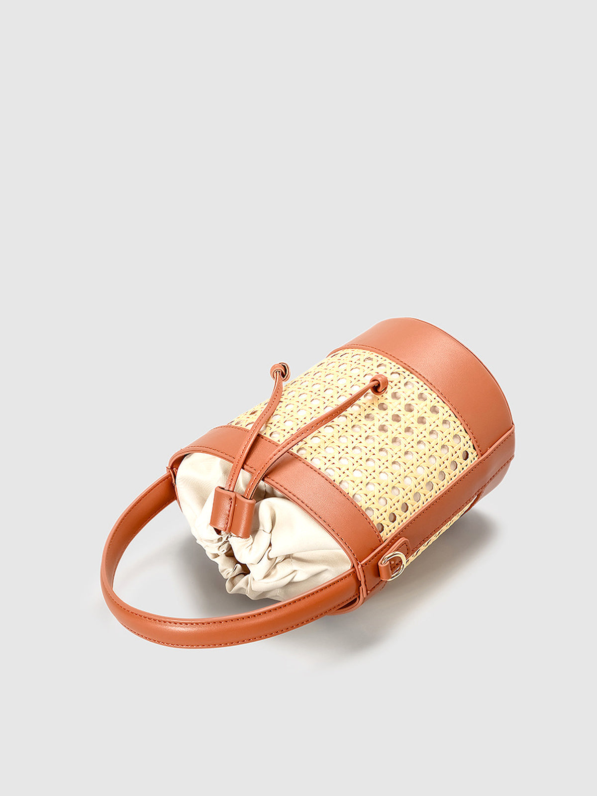 Şık Rattan İpli Kova Çanta ile Rahat Tarz