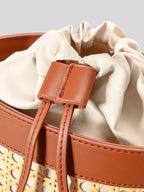 Şık Rattan İpli Kova Çanta ile Rahat Tarz