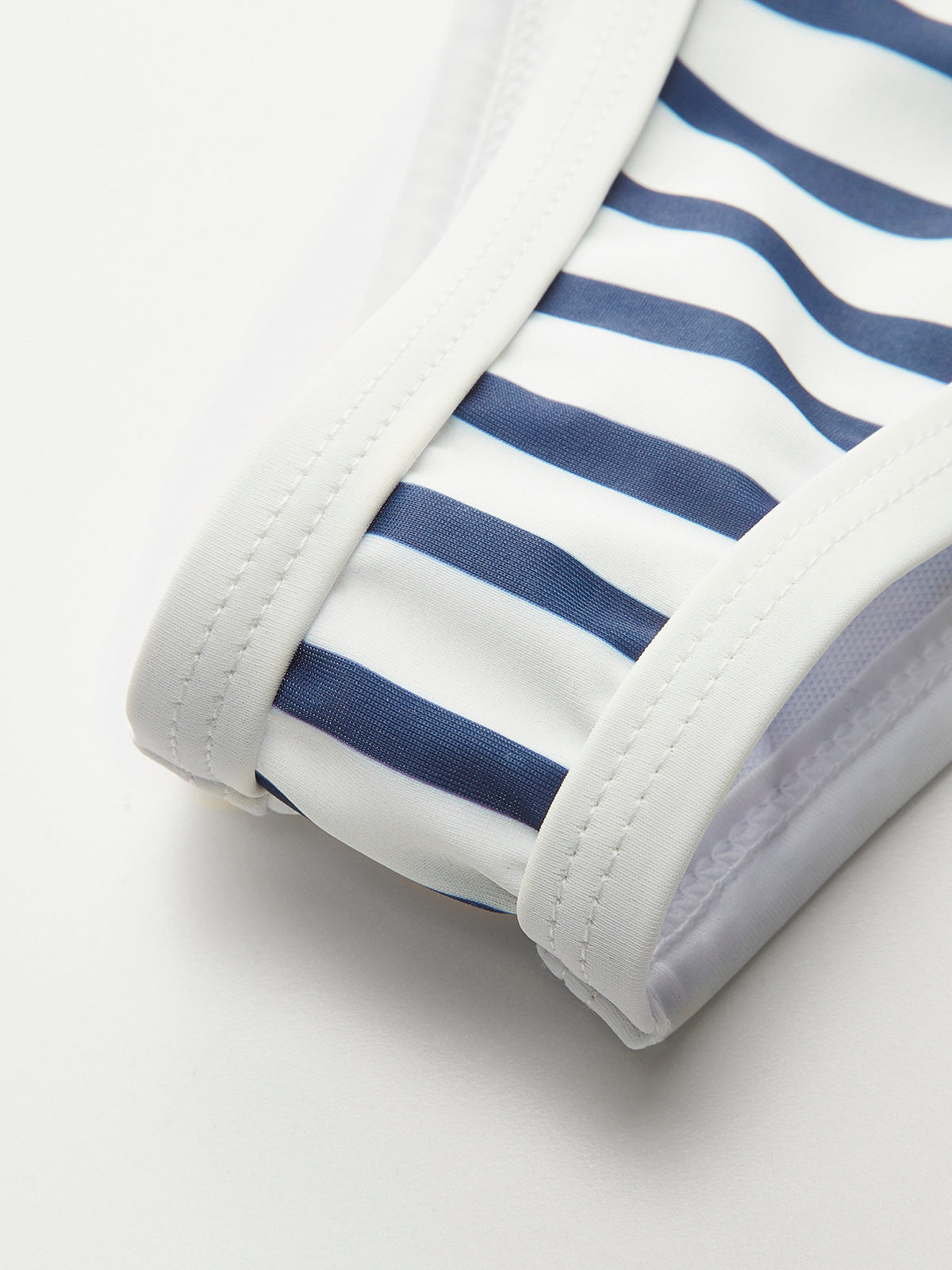 Şık Plaj Görünümü İçin Şık Deniz Çizgili Yüksek Kesim Bikini