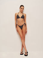 Şık Noktalı Kravat Bikini Takımı ile Şık Bir Plaj Görünümü