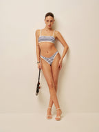 Şık Plaj Görünümü İçin Şık Deniz Çizgili Yüksek Kesim Bikini