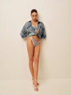 Şık Plaj Görünümü İçin Şık Deniz Çizgili Yüksek Kesim Bikini