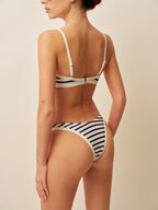 Şık Plaj Görünümü İçin Şık Deniz Çizgili Yüksek Kesim Bikini