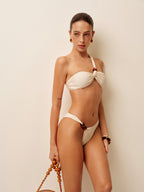 Şık Tek Omuzlu Bikini Takımı ile Göz Alıcı Ahşap Boncuk Detaylar