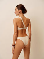 Şık Tek Omuzlu Bikini Takımı ile Göz Alıcı Ahşap Boncuk Detaylar