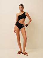 Şık Asemtrik Kesim Dekolteli Tek Parça Mayo ile Fark Yaratan Plaj Görünümü