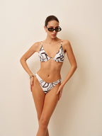 Şık Soyut Üçgen Bikini Takımı ile Trendy Plaj Görünümü