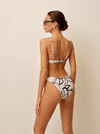 Şık Soyut Üçgen Bikini Takımı ile Trendy Plaj Görünümü