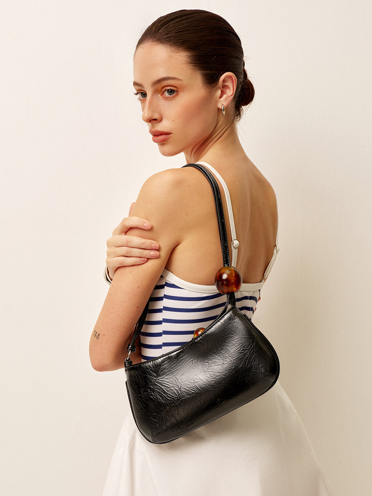 Şık Suni Deri Omuz Çantası ile Zarif Boncuklu Askı