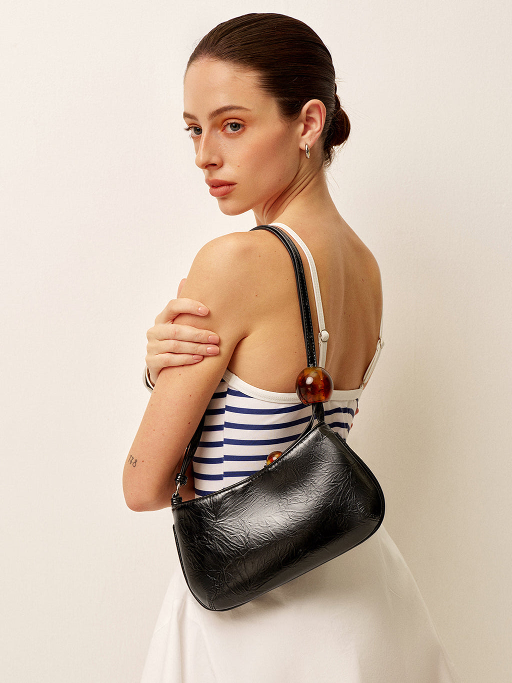 Şık Suni Deri Omuz Çantası ile Zarif Boncuklu Askı