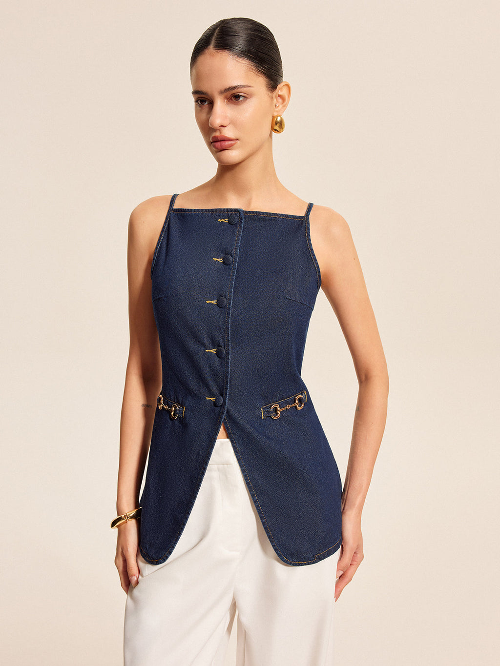 Şık Denim Şort Takımı, Trendy Düğme Detayları ve Şık Tokalı Aksanlar ile