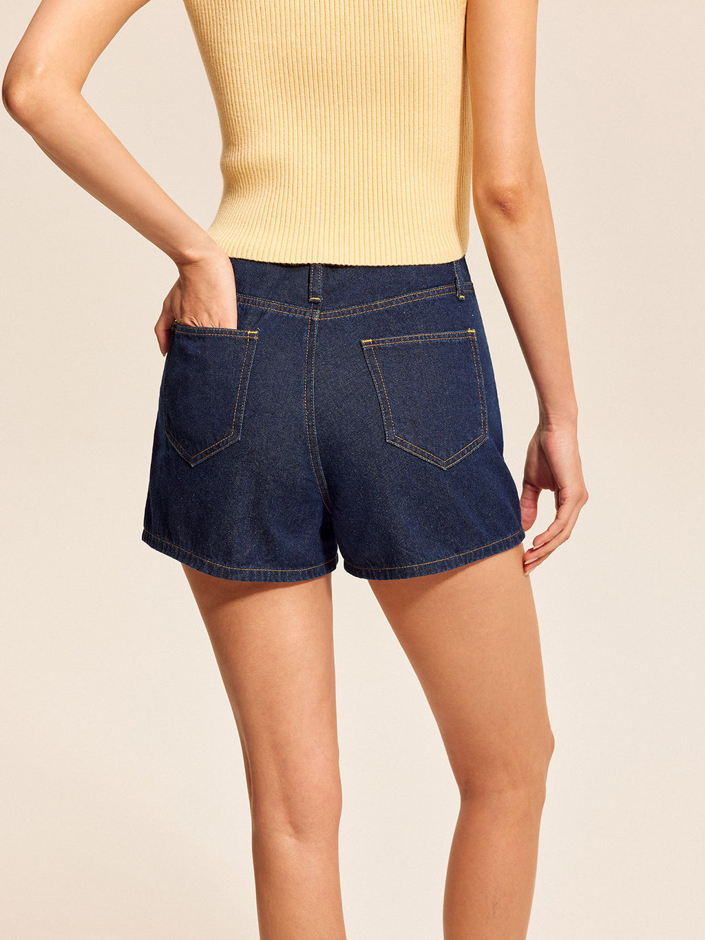 Şık Denim Şort Takımı, Trendy Düğme Detayları ve Şık Tokalı Aksanlar ile