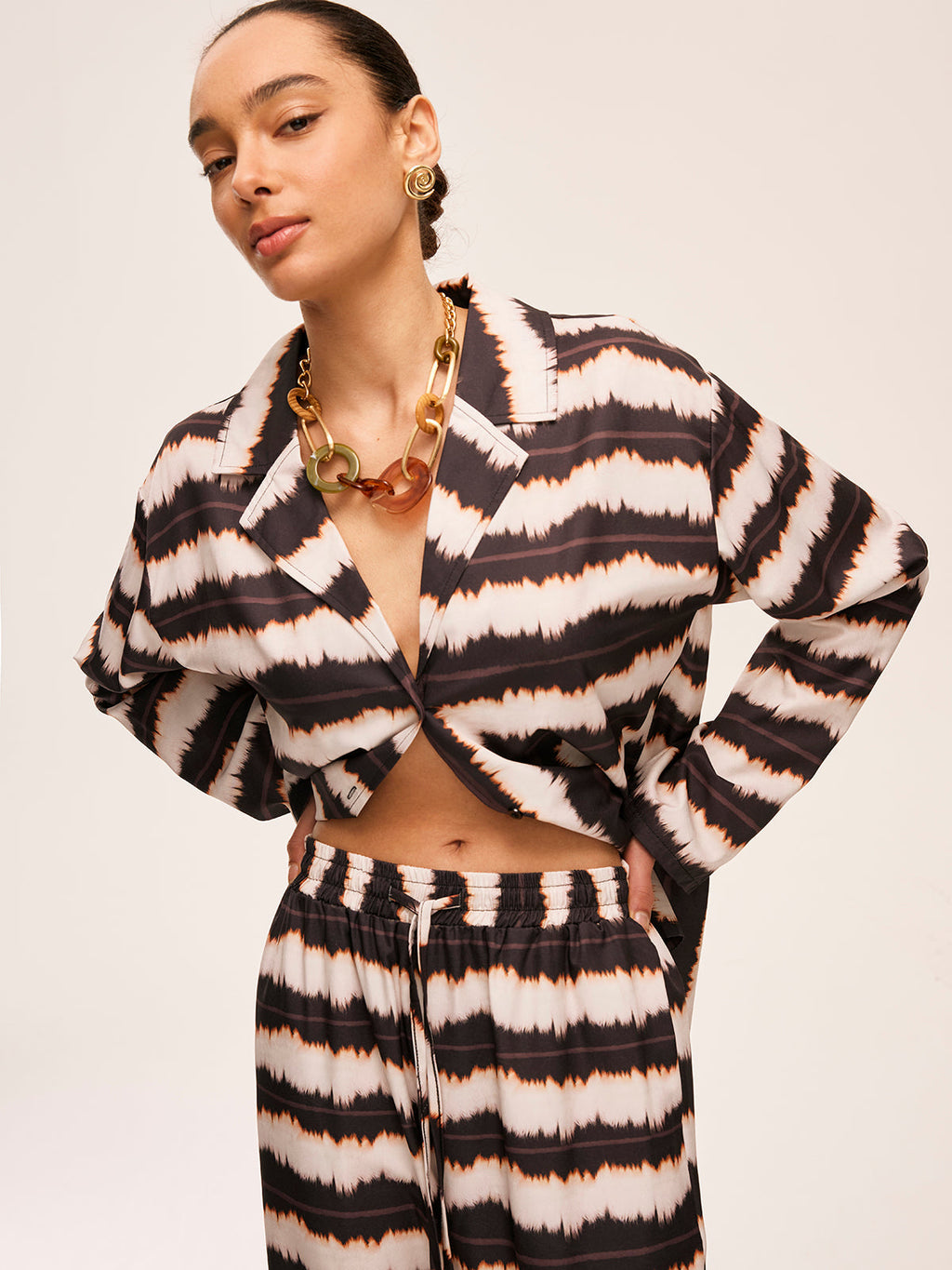 Şık Geometrik Desenli ve Cepli Renk Bloklu Pantolon Takımı