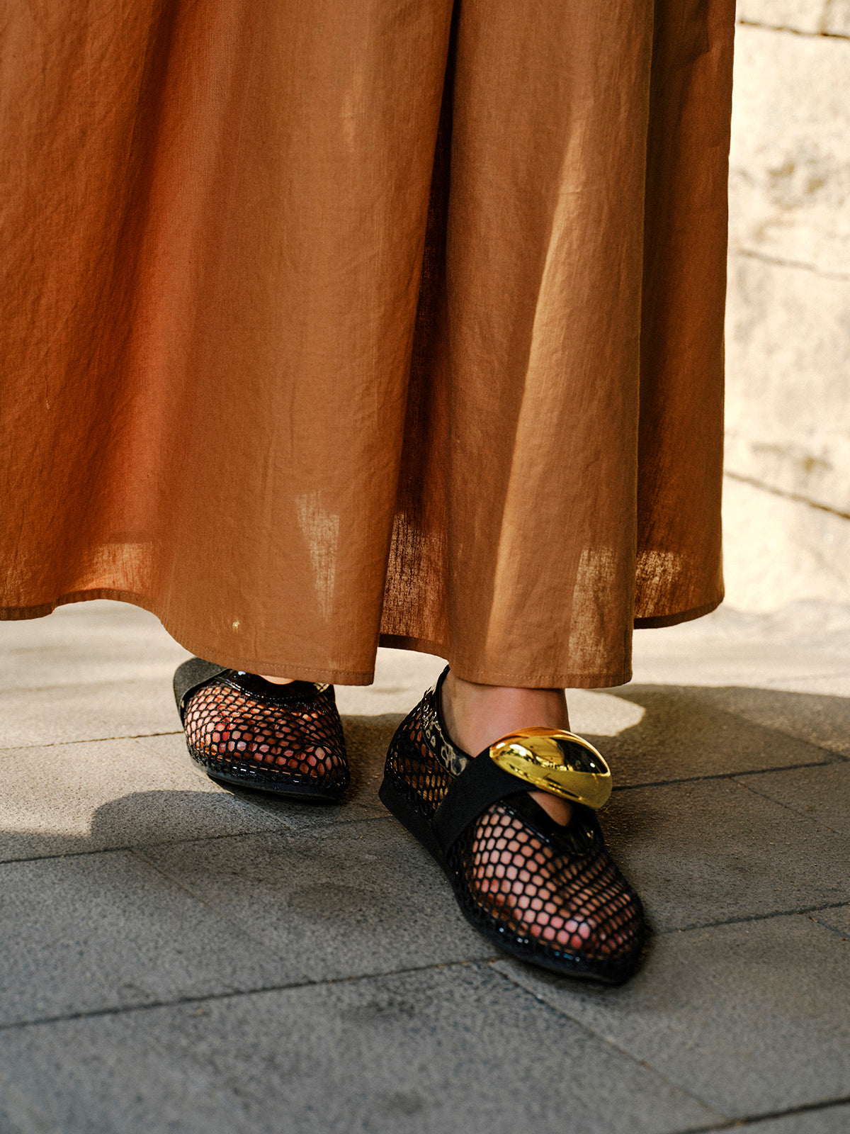 Şık Ağı Mesh Ayakkabılar Zarif Altın Aksesuarlarla Süslenmiş