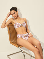 Şıklık Katan Kabuk Detaylı Açık Renkli Çiçekli Bikini Takımı