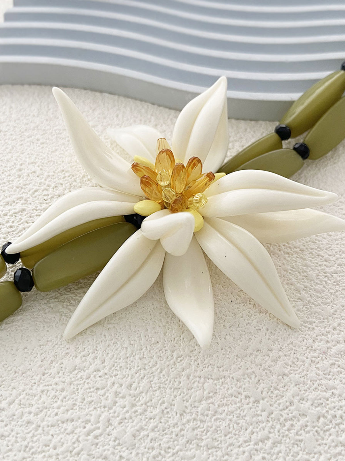 Çekici Çiçek Desenli Boncuklu Bilezik Zarif Detaylarla