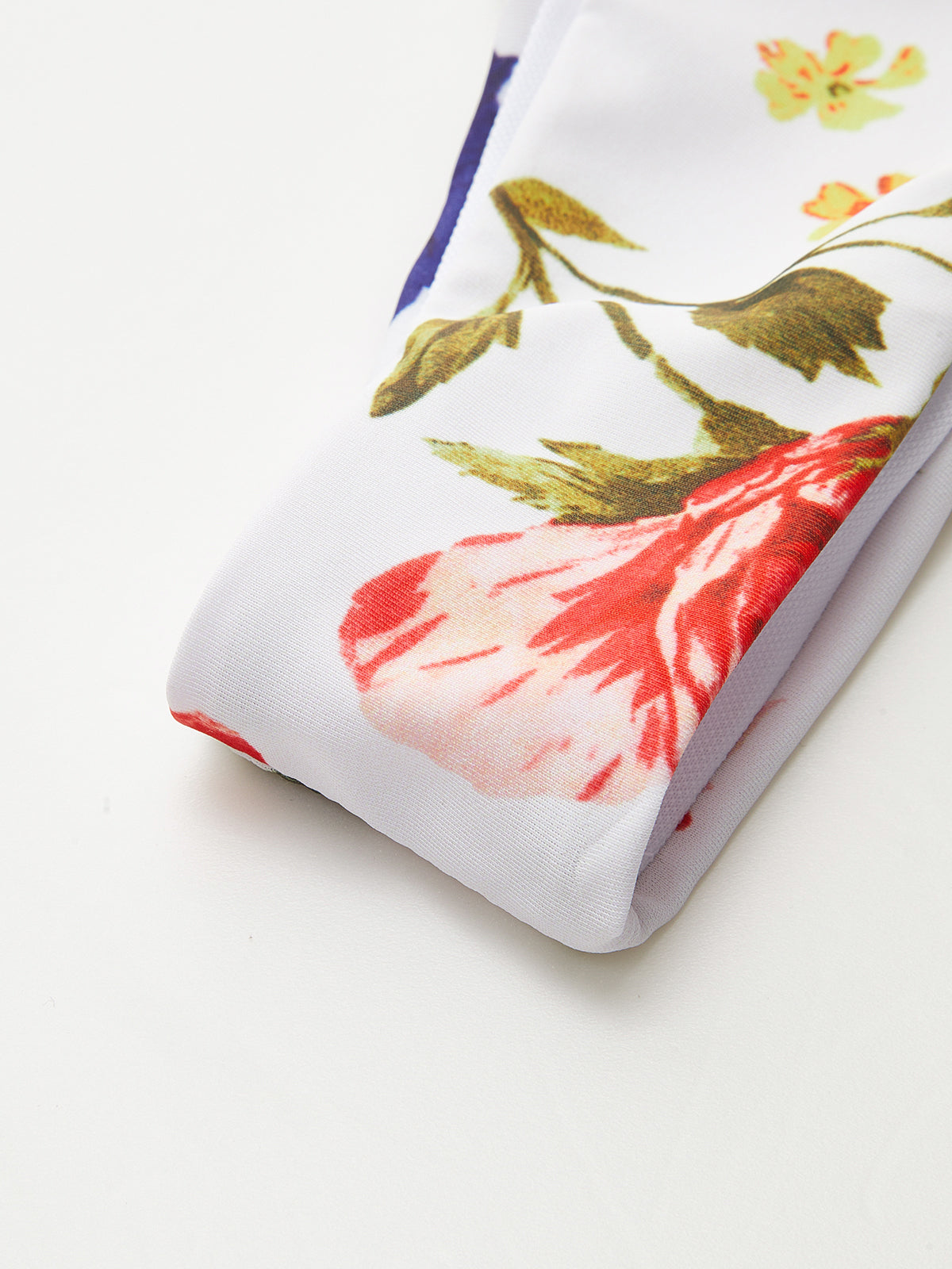 Çiçek Desenli Düğmeli Bikini Takımı Parlak Bir Görünüm İçin