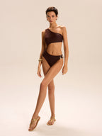 çekiş detaylarıyla öne çıkan tek omuzlu metal tokalı elbise