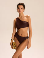 çekiş detaylarıyla öne çıkan tek omuzlu metal tokalı elbise