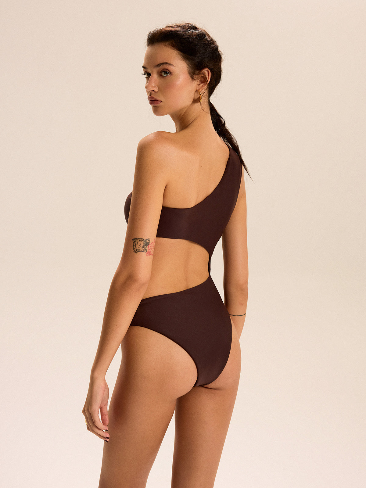 çekiş detaylarıyla öne çıkan tek omuzlu metal tokalı elbise