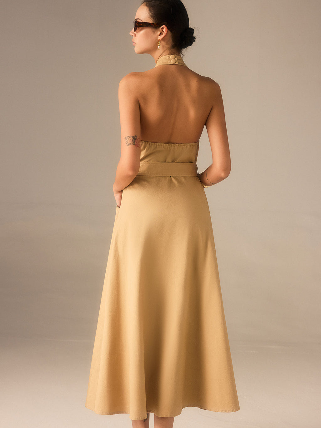 Pamuklu Pileli Halter Yaka Kemerli Midi Elbise